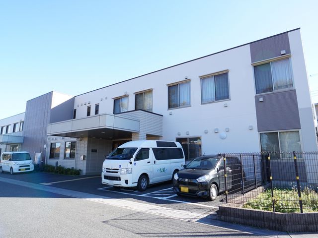 施設の外観と駐車場 外観 清潔感のある外観は、日当たりも良好で心地よい環境を提供しています。職員との連携も想像しやすい開放的なスペースです。
