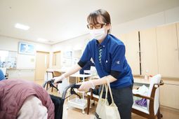 介助するスタッフと利用者