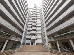 広々とした建物のエントランス