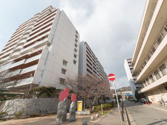 白い建物の外観