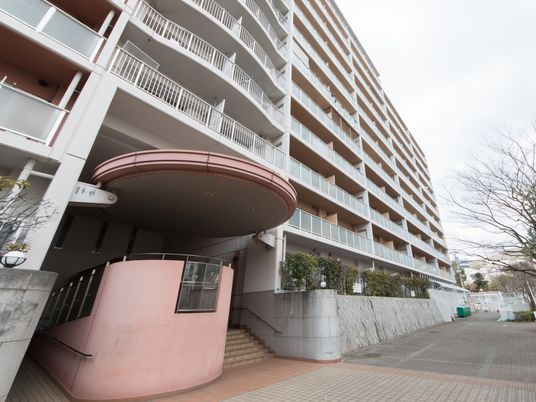 多階層建物エントランス
