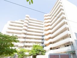明るく開放的な建物外観