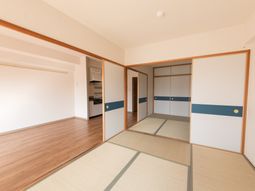 広々洋室と和室の居室