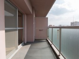 明るい空のバルコニー