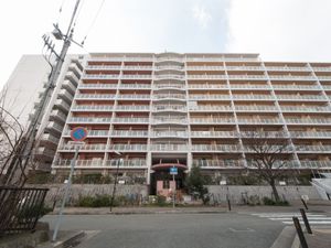 広い多階層の建物外観