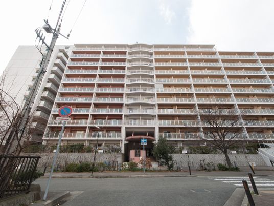 広い多階層の建物外観