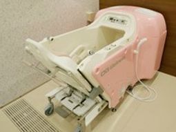 ピンク色の洗髪シンク