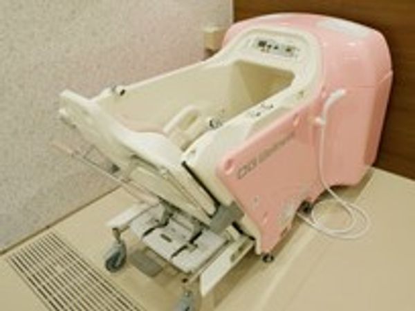 ピンク色の洗髪シンク