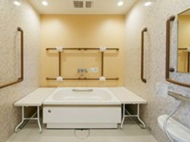 バリアフリー設計の浴室