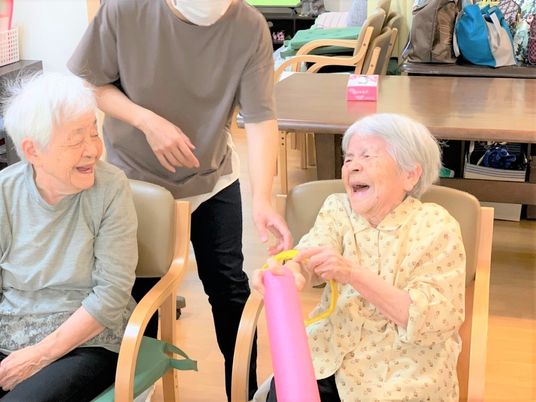 笑顔の高齢者とスタッフ