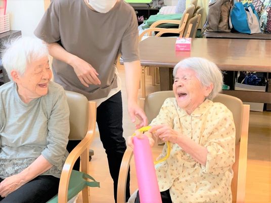笑顔の高齢者とスタッフ