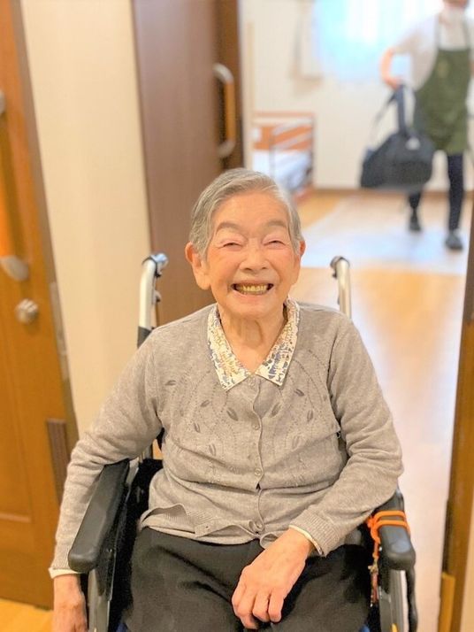 笑顔で迎える職員スタッフ