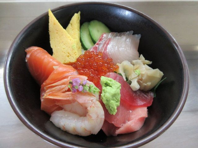 豪華な海鮮丼の料理 料理 新鮮な海の幸がふんだんに使われた、彩り鮮やかな一品です。目でも楽しめる料理を堪能できます。