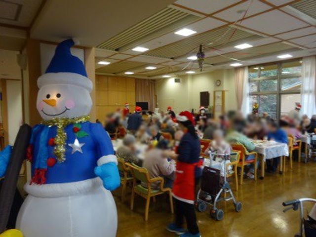 賑やかなラウンジ ラウンジ 広々とした空間で、スタッフと利用者が楽しそうにイベントを満喫しています。