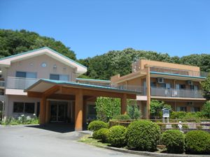 自然に囲まれた施設外観