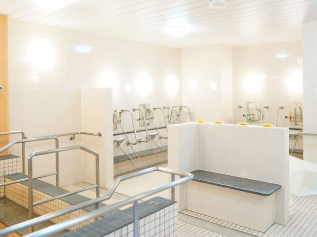 設備充実した洗い場 浴室 広々とした浴場は、使いやすさを重視した設計です。手すり付きで安全に配慮されています。