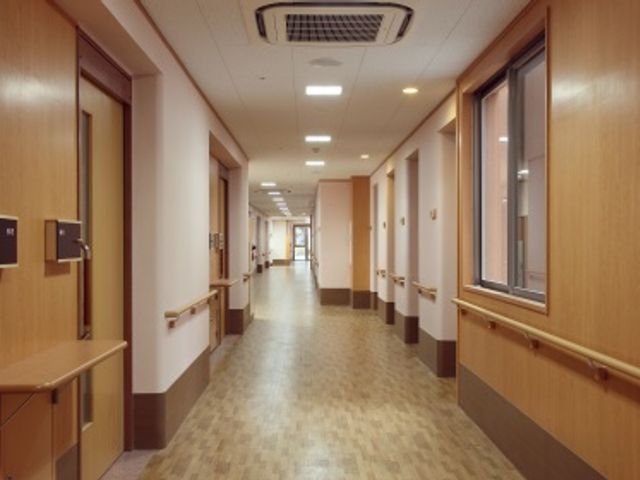 長い木製の廊下 廊下 手すりが設置された長い廊下は、安全に配慮されています。温かみのある木材を使用しており、落ち着いた雰囲気です。