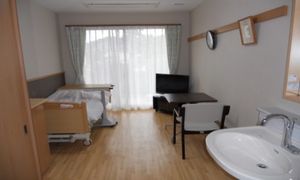 ベッドと洗面台の居室