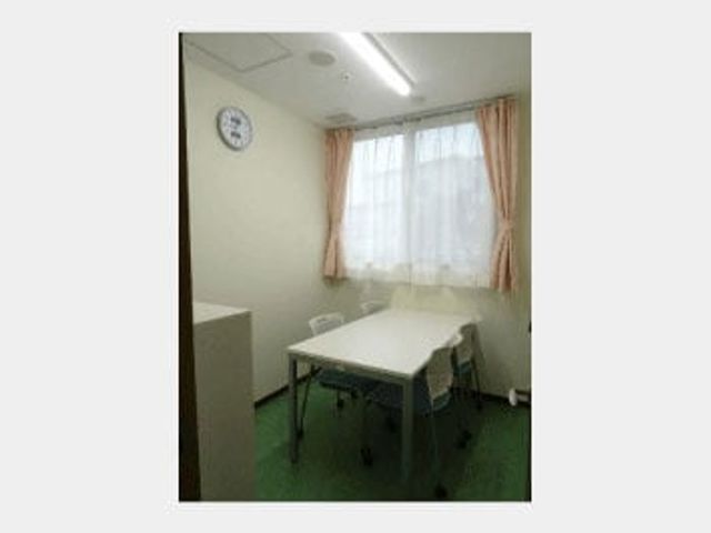 自然光差し込む部屋 多目的室 自然光がたっぷり入る明るい多目的室です。会議やレクリエーションに最適な空間になっています。