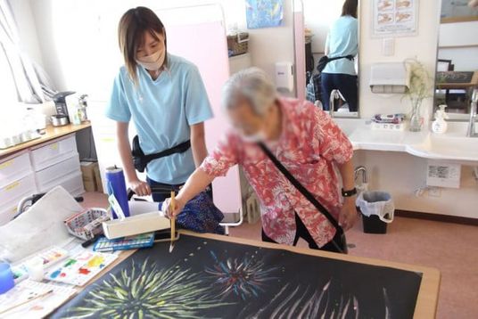 笑顔の絵画活動中の部屋
