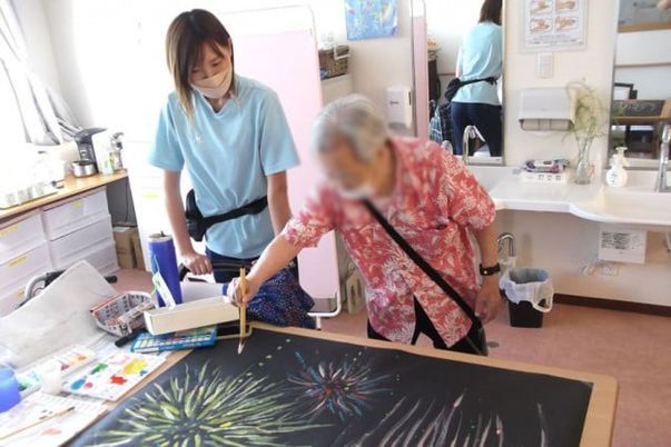 笑顔の絵画活動中の部屋