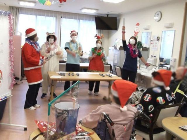 交流が盛んなラウンジ ラウンジ 楽しげなイベントが行われ、利用者同士が交流を深める明るいスペースです。