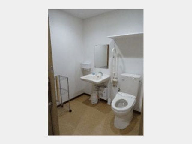 使いやすいトイレ トイレ 清潔感のある広々としたトイレで、快適に使用できます。多機能トイレとして安全性が高いです。