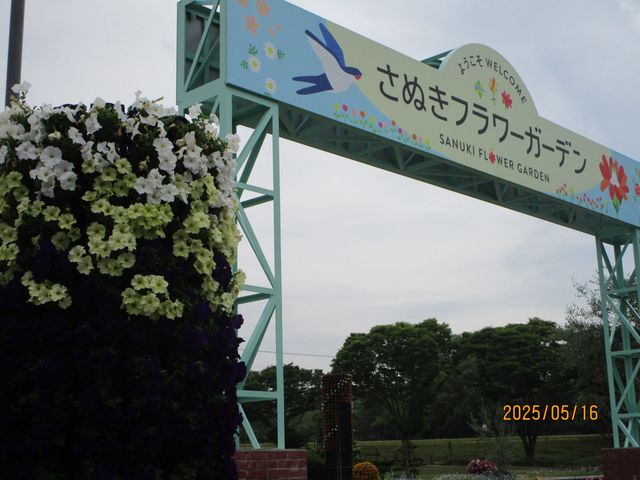 花で彩られた入口看板 外観   花の装飾が目を引く入口看板です。緑に囲まれた明るい印象で、来訪時の気持ちをやわらげます。