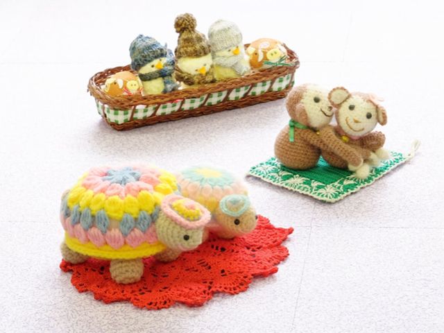 手作りの編みぐるみ作品 多目的室 多目的室に手作りの編みぐるみ作品が飾られています。温かみのある雰囲気でクリエイティブな仕事ができます。