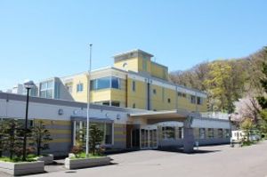 やさしい黄色の建物外観