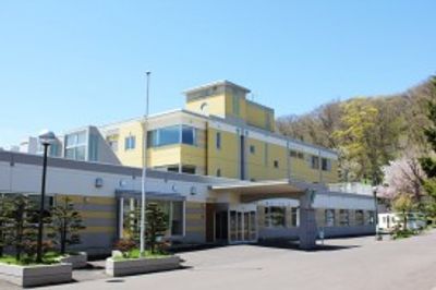 やさしい黄色の建物外観