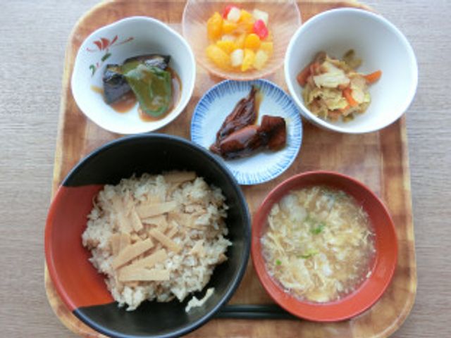 多様なお食事の盛り付け 料理 日替わりメニューが彩り豊かに提供されています。栄養バランスも考えられた食事内容です。