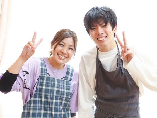 笑顔のスタッフ2人  