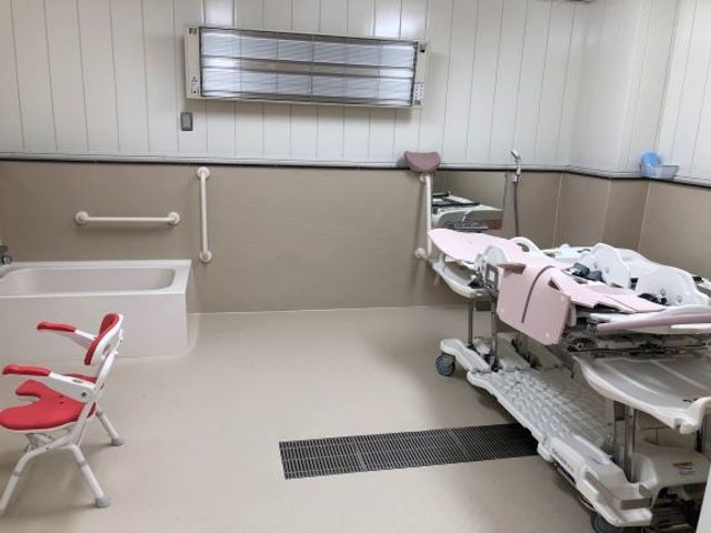 バリアフリー設計の浴室 浴室 手すり付きで安全性を考慮した広々とした浴室空間です。利用者の快適な入浴をサポートします。