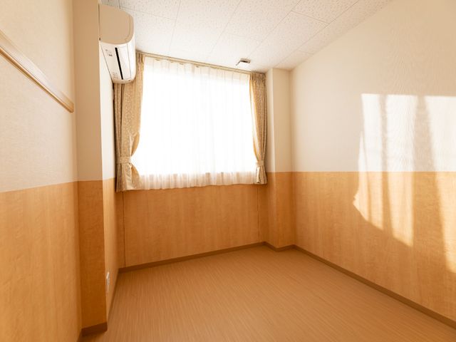 日差しの入る居室空間 居室 穏やかな光が差し込む、すっきりとした居室です。日々の暮らしを心地よくお過ごしいただける空間が整っています。
