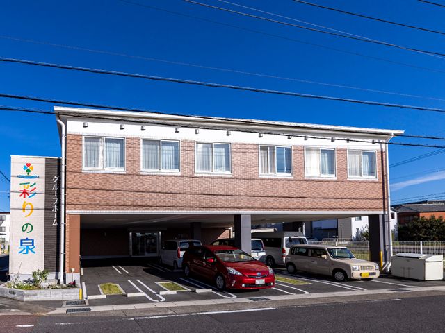 清潔感ある施設外観 外観 日差しが差し込む快適な環境に建つ施設です。アクセスしやすい明るい立地で、新しい職場をお探しの方におすすめです。