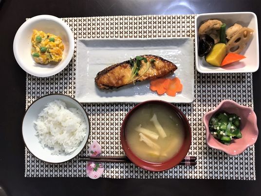 和食の丁寧な盛り付け