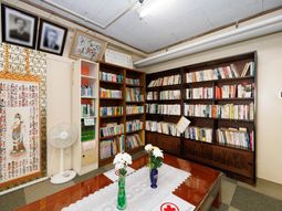 多様な本が並ぶ書棚