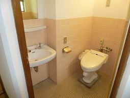 清潔なトイレと洗面台