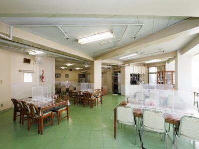 緑色の床の食堂