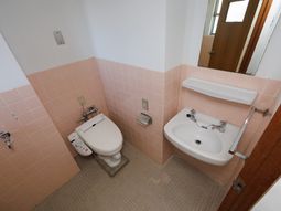 清潔なトイレ洗面台