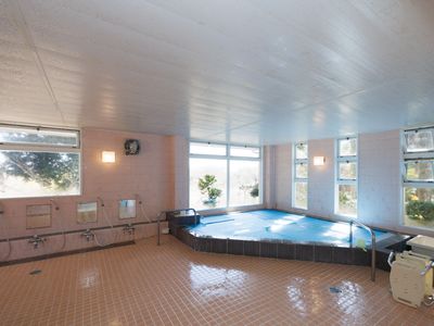 明るく広々とした浴室