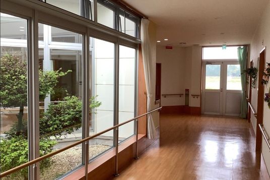自然光あふれる廊下