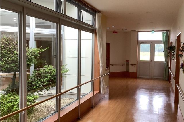 自然光あふれる廊下
