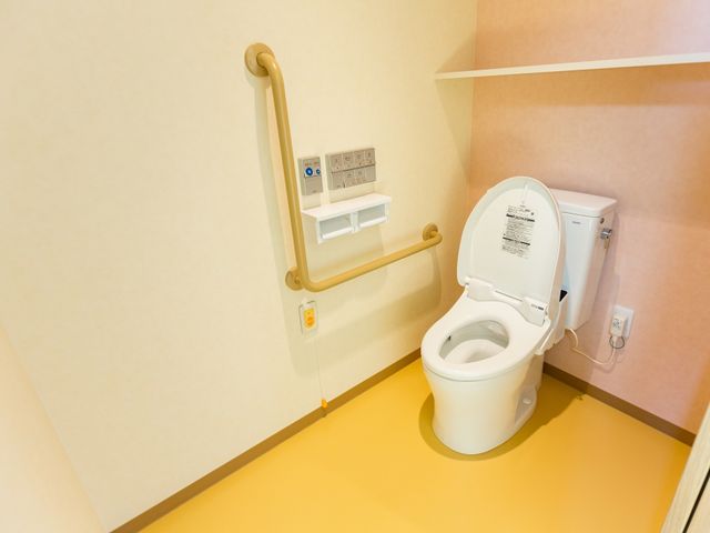 バリアフリートイレの内観 トイレ 手すり付きで安全に配慮された明るいトイレです。快適な環境で就業をご検討いただけます。