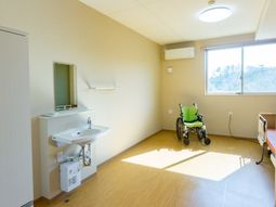 明るい居室の風景