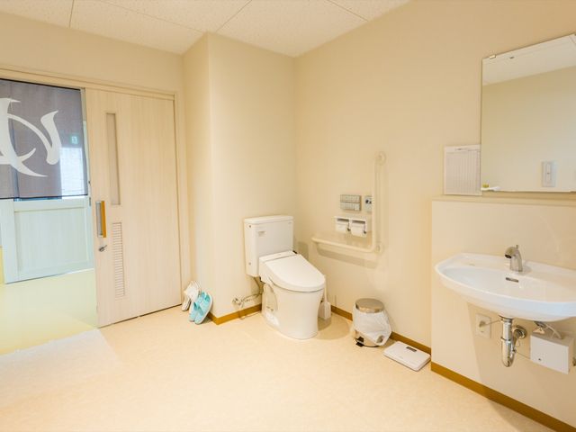 バリアフリー対応の洗面所 脱衣所 広々としたユニバーサルデザインのトイレは、手すり付きで安全にご利用いただけます。清潔感のある環境で、快適な日常をサポート致します。
