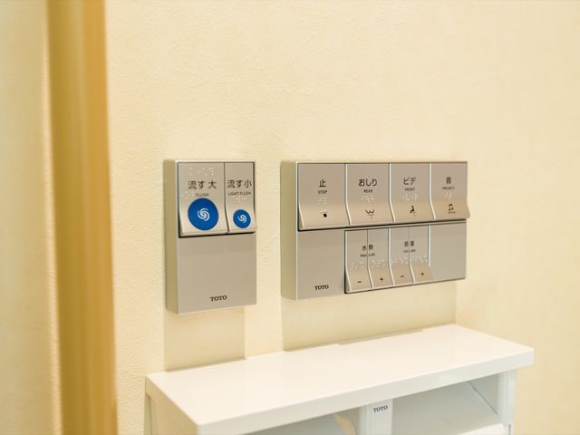 先進的なトイレ操作パネル トイレ 最新の設備を有する清潔な空間です。利用者の快適と衛生を支えるため、手軽に操作できるデザインになっております。