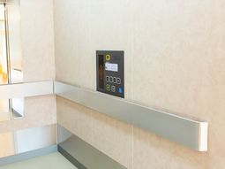 きれいなエレベーター内部