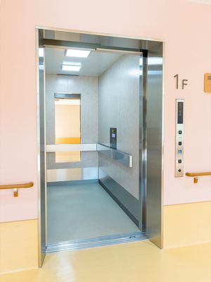 広々とした清潔なエレベーター